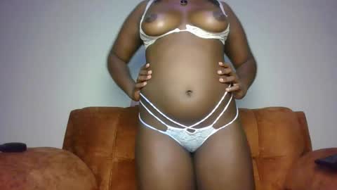 Snapshot of horny_sexxy_babe chatting on 11/26/25, 08:43 Lucy online show from 11/26/25, 08:43