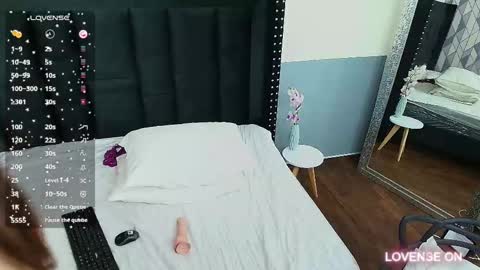 Snapshot of hornybarelylegalgirl chatting on 12/03/24, 06:28 Khloe online show from 12/03/24, 06:28