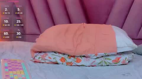 Snapshot of hornybarelylegalgirl chatting on 10/23/25, 12:32 Khloe online show from 10/23/25, 12:32