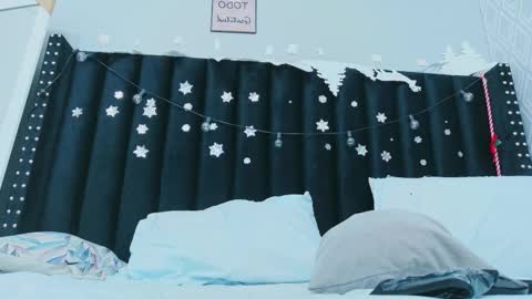 Snapshot of hornybarelylegalgirl chatting on 12/15/25, 12:15 Khloe online show from 12/15/25, 12:15