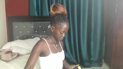 Snapshot of hornybella4 chatting on 12/30/24, 04:19 Bella online show from 12/30/24, 04:19