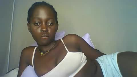 Snapshot of hornybella4 chatting on 10/29/25, 02:19 Bella online show from 10/29/25, 02:19