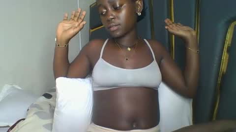 Snapshot of hornybella84 chatting on 11/13/25, 08:52 Bella online show from 11/13/25, 08:52