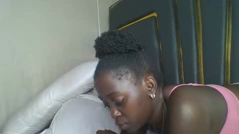 Snapshot of hornybella84 chatting on 11/18/25, 08:08 Bella online show from 11/18/25, 08:08