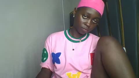 Snapshot of hornybella84 chatting on 11/18/25, 09:19 Bella online show from 11/18/25, 09:19