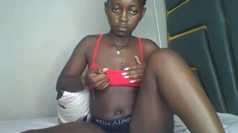 Snapshot of hornybella84 chatting on 12/14/25, 04:40 Bella online show from 12/14/25, 04:40