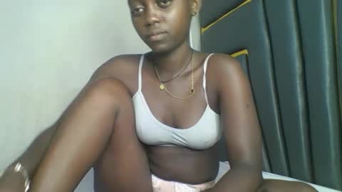 Snapshot of hornybella84 chatting on 12/22/25, 05:37 Bella online show from 12/22/25, 05:37