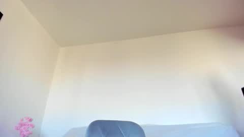 Snapshot of hornyemma_ chatting on 10/21/25, 08:37 Emma online show from 10/21/25, 08:37