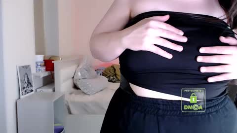 Snapshot of hot_and_pretty chatting on 02/10/26, 05:17 Lila online show from 02/10/26, 05:17