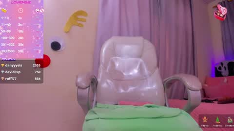 Snapshot of hot_beauty__ chatting on 12/28/24, 01:49 VALENTINA online show from 12/28/24, 01:49