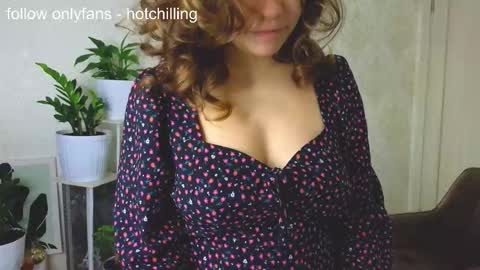 Snapshot of hot_chill__ chatting on 11/14/25, 01:43 LiluCaroline online show from 11/14/25, 01:43