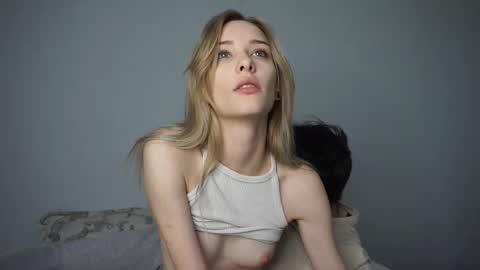 Snapshot of hot_n_coldd chatting on 11/21/25, 09:19 Sara and Sam online show from 11/21/25, 09:19