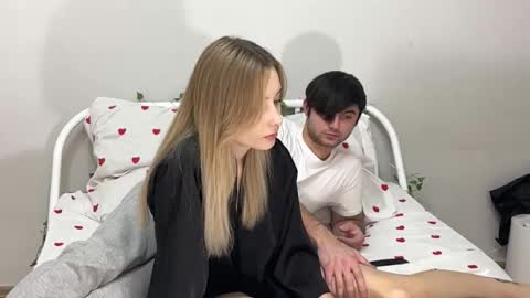 Snapshot of hot_n_coldd chatting on 12/19/25, 01:40 Sara and Sam online show from 12/19/25, 01:40