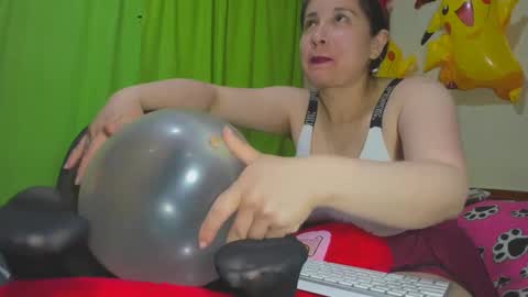 Snapshot of hot_nikol_09 chatting on 12/12/24, 01:10 Nikol online show from 12/12/24, 01:10