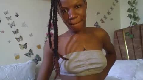 Snapshot of hot_petite100 chatting on 10/16/25, 10:16 hot petite100 online show from 10/16/25, 10:16