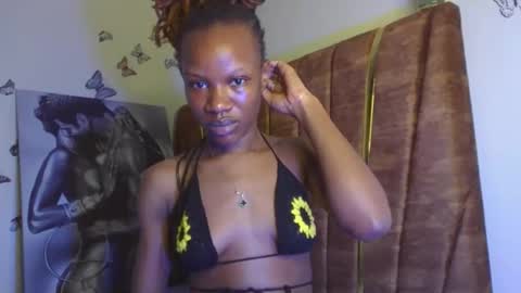 Snapshot of hot_petite100 chatting on 10/25/25, 09:53 hot petite100 online show from 10/25/25, 09:53