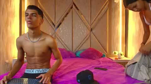 hotcouple_222 online show from 11/19/25, 07:30