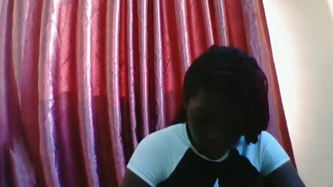 Snapshot of hotcutetracie chatting on 11/26/25, 12:28 VICTORIA online show from 11/26/25, 12:28