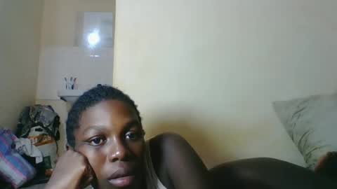 Snapshot of hotcutetracie chatting on 12/14/25, 05:51 VICTORIA online show from 12/14/25, 05:51