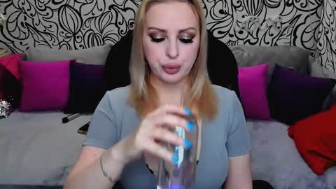 Snapshot of hotdreamhere chatting on 01/15/26, 06:40 Alice online show from 01/15/26, 06:40