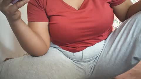 Snapshot of hotflowerclit chatting on 01/12/26, 05:12 hotflowerclit online show from 01/12/26, 05:12