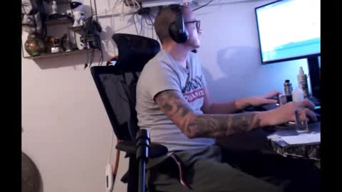 Snapshot of hotkinkytat chatting on 12/18/25, 12:33 hotkinkytat online show from 12/18/25, 12:33