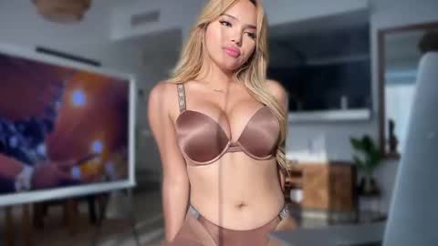 Snapshot of hotmissjessica chatting on 01/17/25, 12:21 Jessica Ortega online show from 01/17/25, 12:21