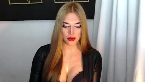 Snapshot of hotstellacumxxx chatting on 01/19/25, 05:37 STELLA online show from 01/19/25, 05:37