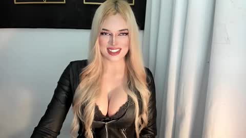 Snapshot of hotstellacumxxx chatting on 10/12/25, 09:36 STELLA online show from 10/12/25, 09:36