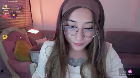 Snapshot of hottbee3645 chatting on 02/13/26, 09:33 hottbee3645 online show from 02/13/26, 09:33