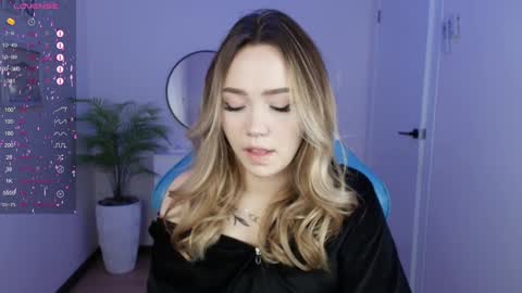 Snapshot of hottease_pvt chatting on 01/28/25, 05:11 hello Im Eva online show from 01/28/25, 05:11