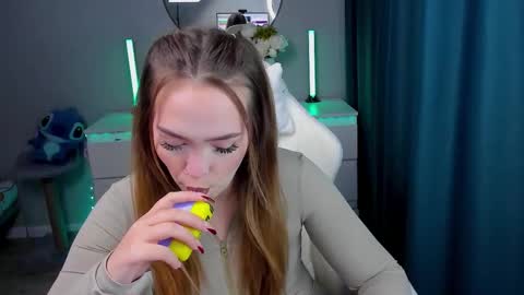 Snapshot of hottease_pvt chatting on 09/20/25, 04:41 hello Im Eva online show from 09/20/25, 04:41