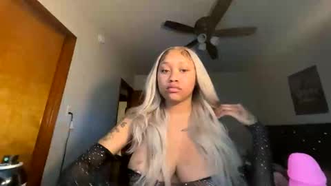 Snapshot of hottie940534 chatting on 12/14/25, 10:36 hottie940534 online show from 12/14/25, 10:36