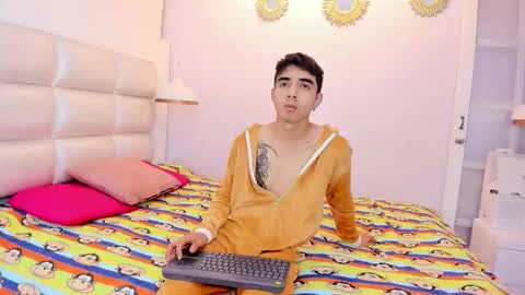 hottiie_guy online show from 10/10/25, 06:07