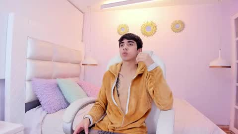 hottiie_guy online show from 12/15/25, 12:09