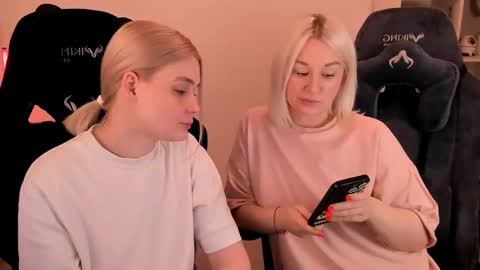 Nessie and Jessie online show from 03/06/25, 03:45