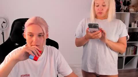 Nessie and Jessie online show from 09/18/25, 11:23