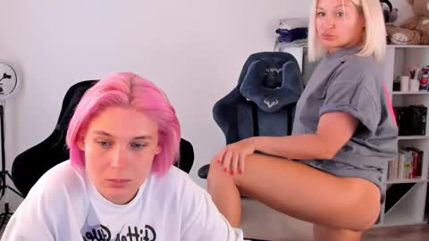 Nessie and Jessie online show from 09/20/25, 10:27