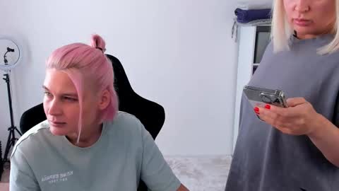 Nessie and Jessie online show from 09/27/25, 10:53