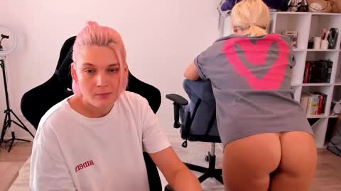 Nessie and Jessie online show from 10/03/25, 09:39