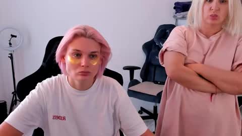 Nessie and Jessie online show from 10/04/25, 10:02