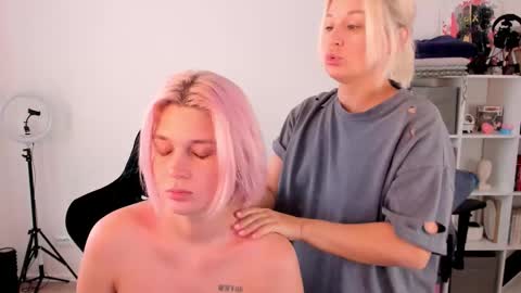 Nessie and Jessie online show from 10/10/25, 10:03