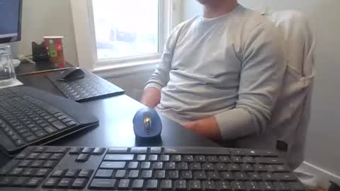 hoverday online show from 12/04/25, 02:15