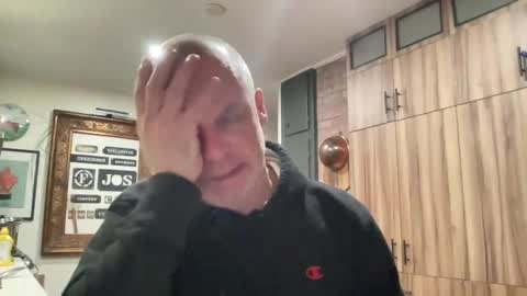 Snapshot of howlingatnothing chatting on 12/16/24, 11:07 howlingatnothing online show from 12/16/24, 11:07