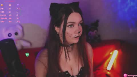 Snapshot of howtomeow chatting on 10/19/25, 05:35 Mia online show from 10/19/25, 05:35