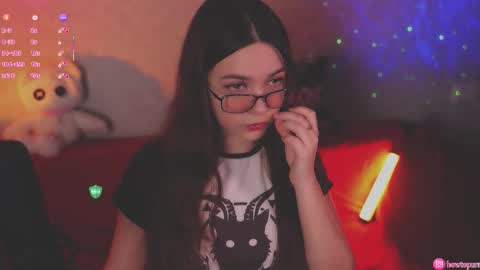 Snapshot of howtomeow chatting on 10/22/25, 04:51 Mia online show from 10/22/25, 04:51