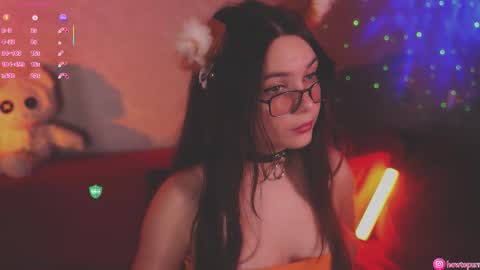 Snapshot of howtomeow chatting on 10/23/25, 05:01 Mia online show from 10/23/25, 05:01