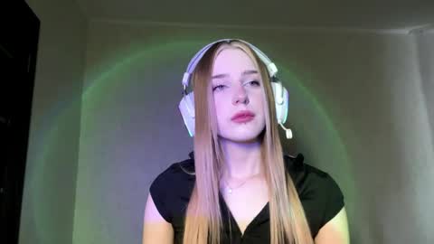 Snapshot of hrxxccvex chatting on 05/15/26, 10:50 Hikki online show from 05/15/26, 10:50
