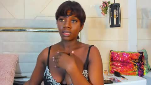 Snapshot of huddah_cam chatting on 02/26/25, 02:25 huddah online show from 02/26/25, 02:25