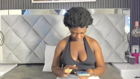 Snapshot of huddah_cam chatting on 09/19/25, 11:33 huddah online show from 09/19/25, 11:33